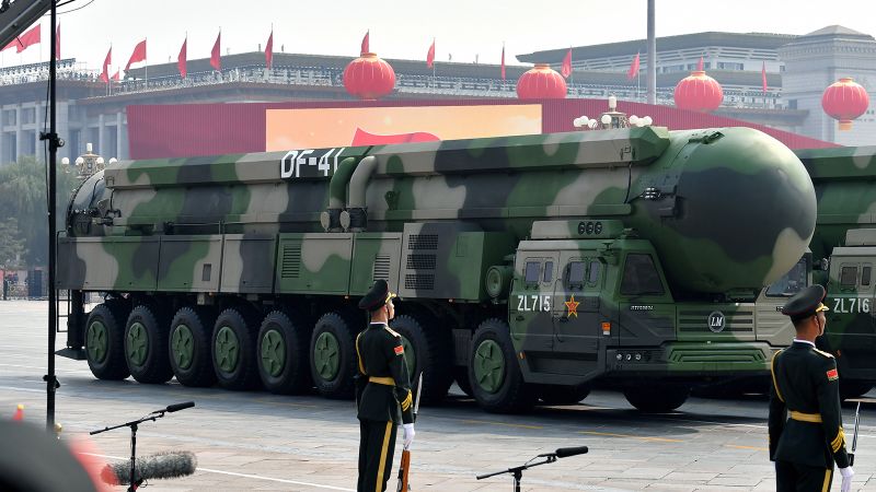 La Chine lance un missile balistique intercontinental dans l’océan Pacifique lors du premier essai public de ce type depuis des décennies, alors que les tensions régionales éclatent.