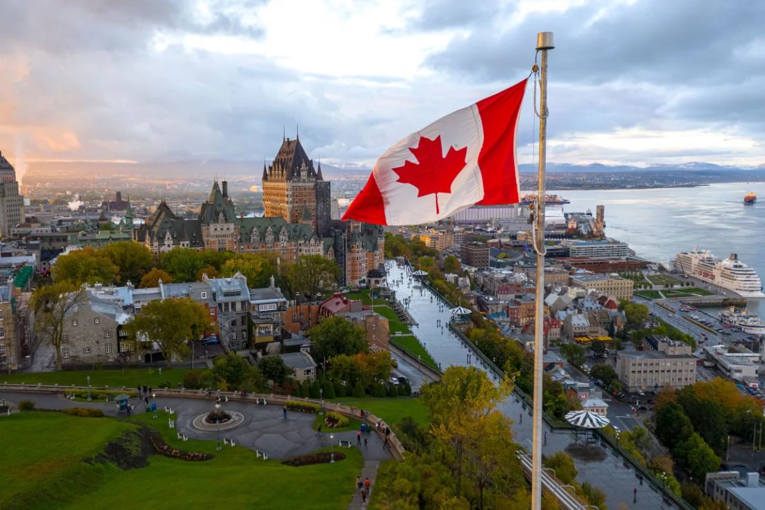 La ciudad de Quebec es un destino popular entre los visitantes, pero algunos turistas estadounidenses se están replanteando sus planes de viaje a Canadá.
