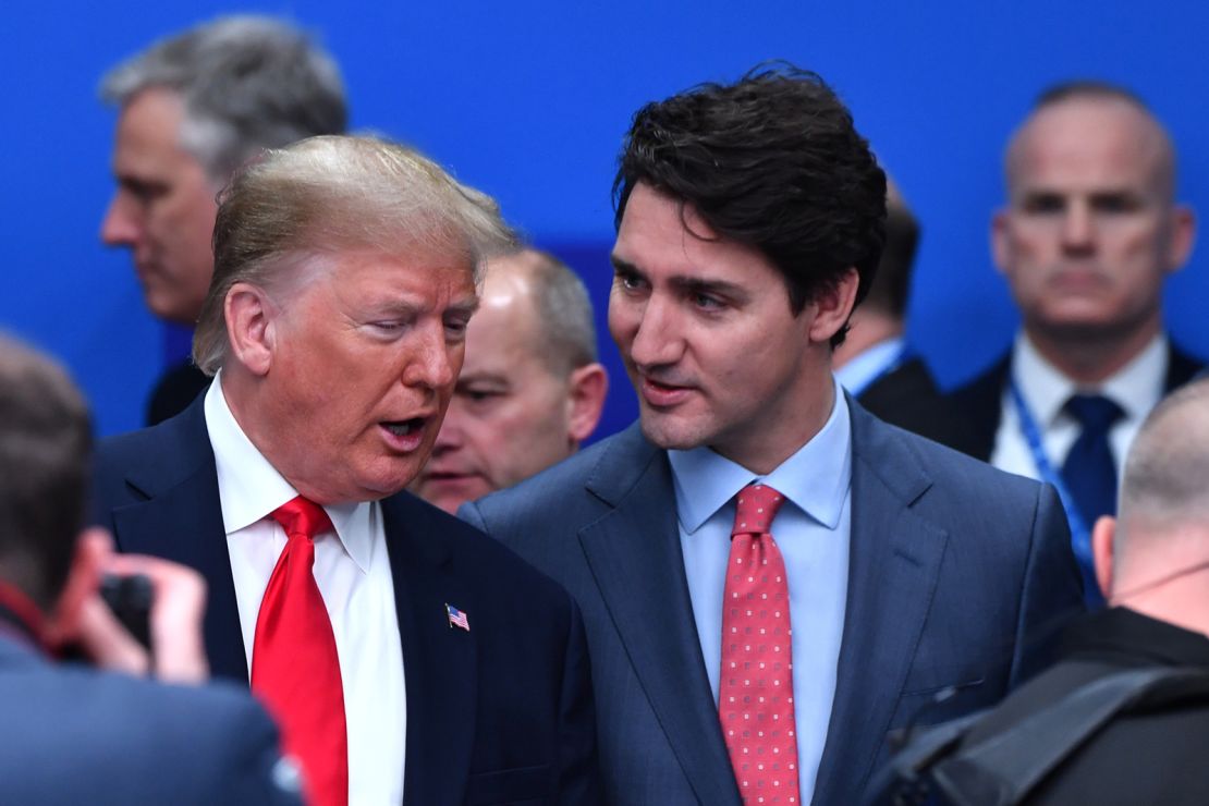 De Amerikaanse president Donald Trump spreekt met de Canadese premier Justin Trudeau tijdens de plenaire zitting van de NAVO-top in Watford, Engeland op 4 december 2019.