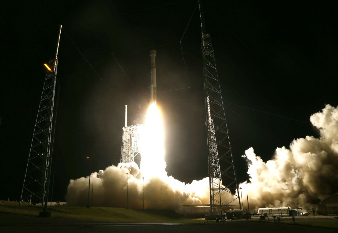 Um foguete Atlas V da United Launch Alliance, encimado por uma espaçonave Boeing CST-100 Starliner, decola em um vôo de teste não tripulado de Cabo Canaveral, Flórida, em 20 de dezembro de 2019.