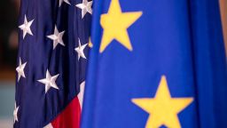 Las banderas de Estados Unidos y la Unión Europea durante una reunión diplomática llevada a cabo en el Departamento de Estado de EE.UU. el 7 de febrero de 2020 en la ciudad de Washington.