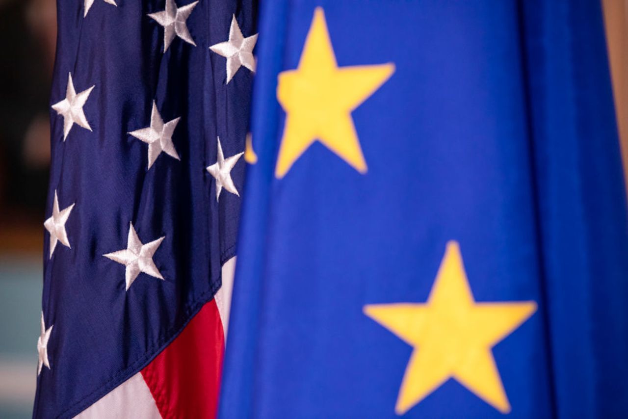 Las banderas de Estados Unidos y la Unión Europea durante una reunión diplomática llevada a cabo en el Departamento de Estado de EE.UU. el 7 de febrero de 2020 en la ciudad de Washington.