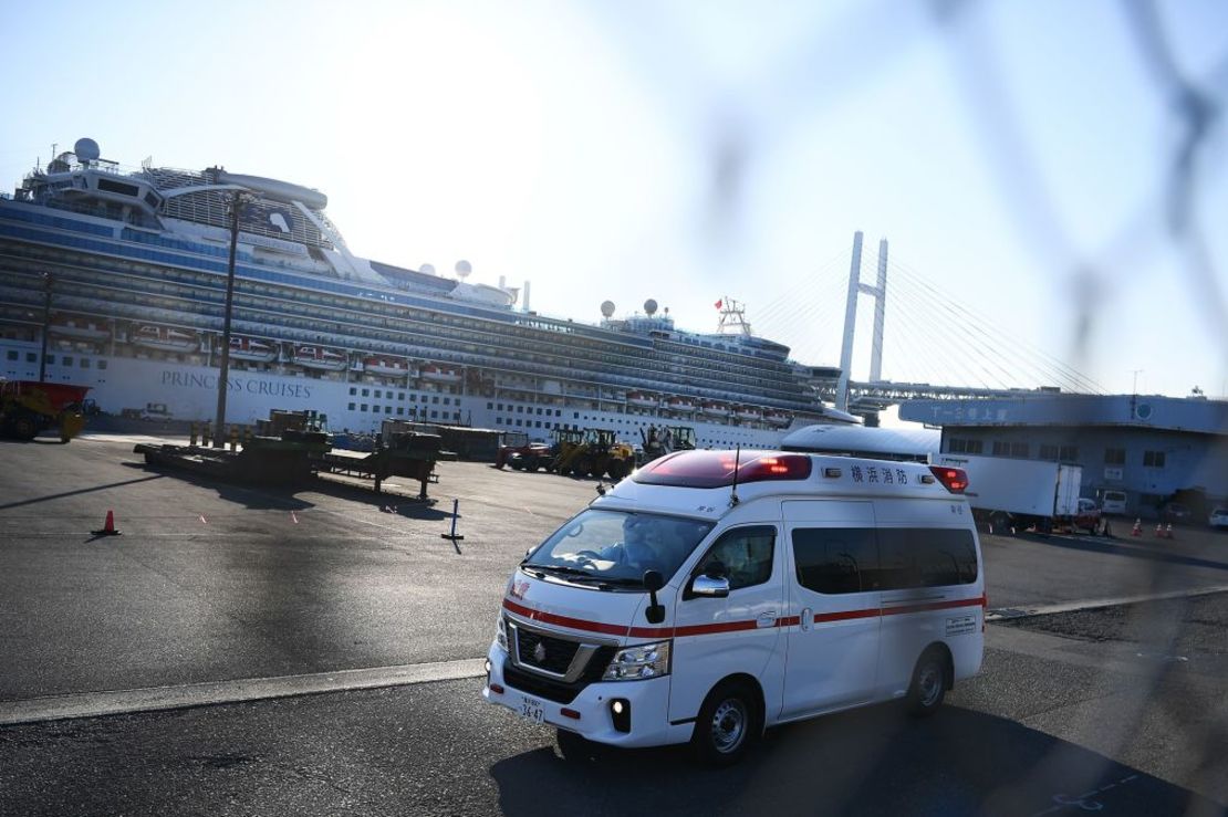 Los equipos médicos de los barcos colaboran con el capitán y los guardacostas y autoridades sanitarias locales para descargar a los pasajeros enfermos, como ocurrió con el Diamond Princess atracado en Yokohama (Japón) en febrero de 2020.