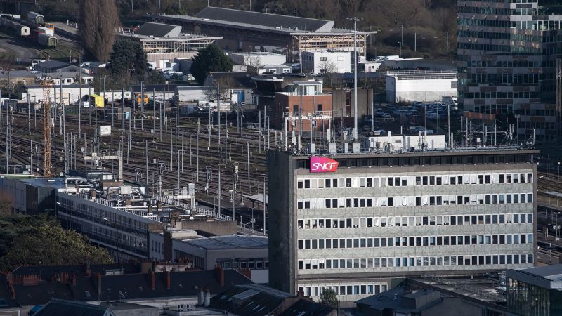 Man fined $200 for using speakerphone in French train station