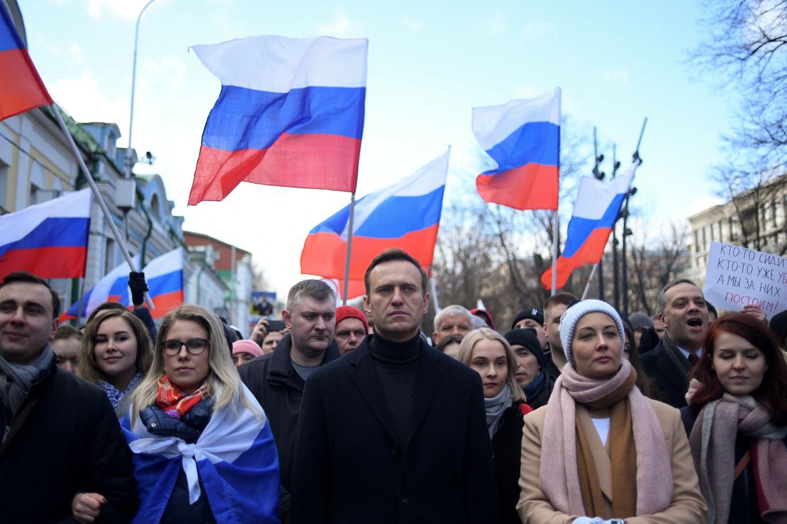 Navalny, su esposa Yulia, el político opositor Lyubov Sobol y otros manifestantes marchan en memoria del asesinado crítico del Kremlin Boris Nemtsov en el centro de Moscú el 29 de febrero de 2020.