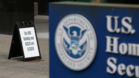 Un edificio del Departamento de Seguridad Nacional (DHS) y una oficina de campo de los Servicios de Ciudadanía e Inmigración de EE.UU. (USCIS) en Tukwila, Washington, el 3 de marzo de 2020.