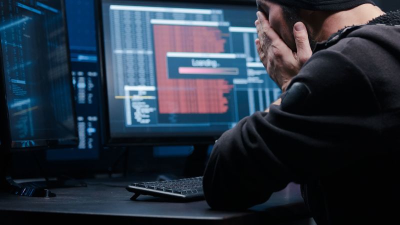 САЩ приветстват новите правителства да се борят срещу шпионския софтуер, тъй като откриват, че повече американски персонал е бил набелязан