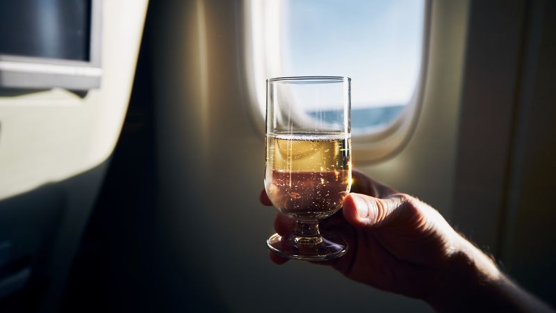 Не пийте преди дрямка в самолета. Може да ви нарани сега и по-късно