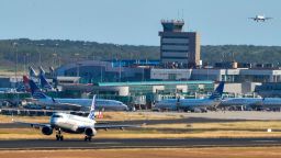 Un avión de la aerolínea Copa circula por la pista de aterrizaje mientras otros permanecen en la pista del Aeropuerto Internacional de Tocumen, el 22 de marzo de 2020.