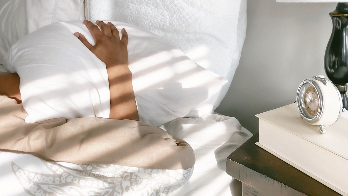 Irregular sleep patterns may increase the risk of adverse cardiovascular events such as heart attacks, say researchers.