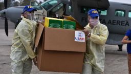 Miembros de las Fuerzas Armadas de Honduras llevan una caja que contiene algunos de los 8000 kits de pruebas de diagnóstico donados por la Agencia de los Estados Unidos para el Desarrollo Internacional (USAID) y la Organización Internacional para las Migraciones (OIM) a Honduras para luchar contra la pandemia del coronavirus COVID-19, en el aeropuerto de Tegucigalpa el 29 de abril de 2020. - El nuevo coronavirus ha matado al menos a 224.402 personas desde que surgió el brote en China en diciembre, según un recuento de fuentes oficiales recopilado por AFP a las 1900 GMT del miércoles.