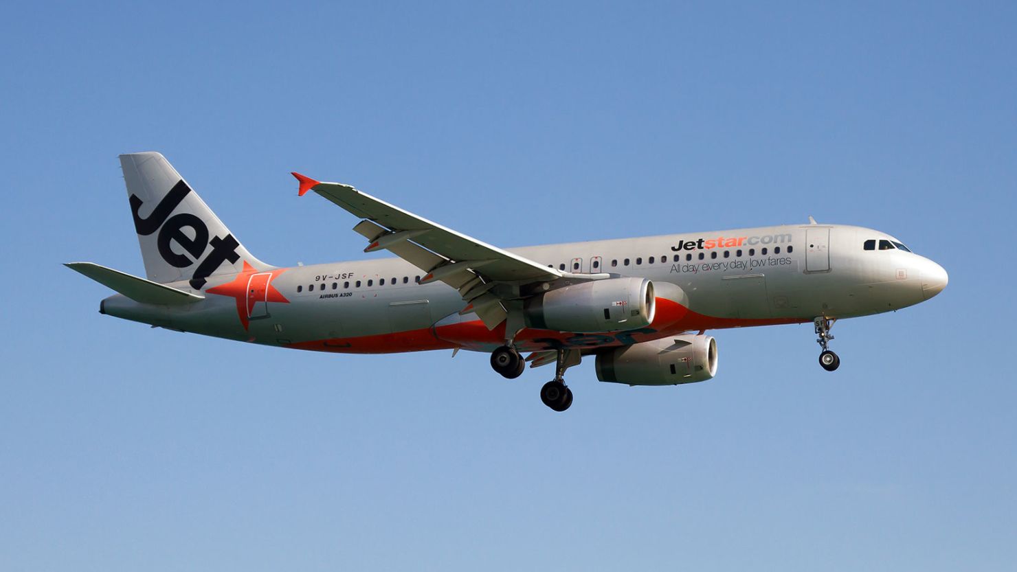 PHUKET, THAILAND - 2018/03/20: A Jetstar Asia Airways Airbus 320 lands at Phuket airport. (Photo by Fabrizio Gandolfo/SOPA Images/LightRocket via Getty Images)