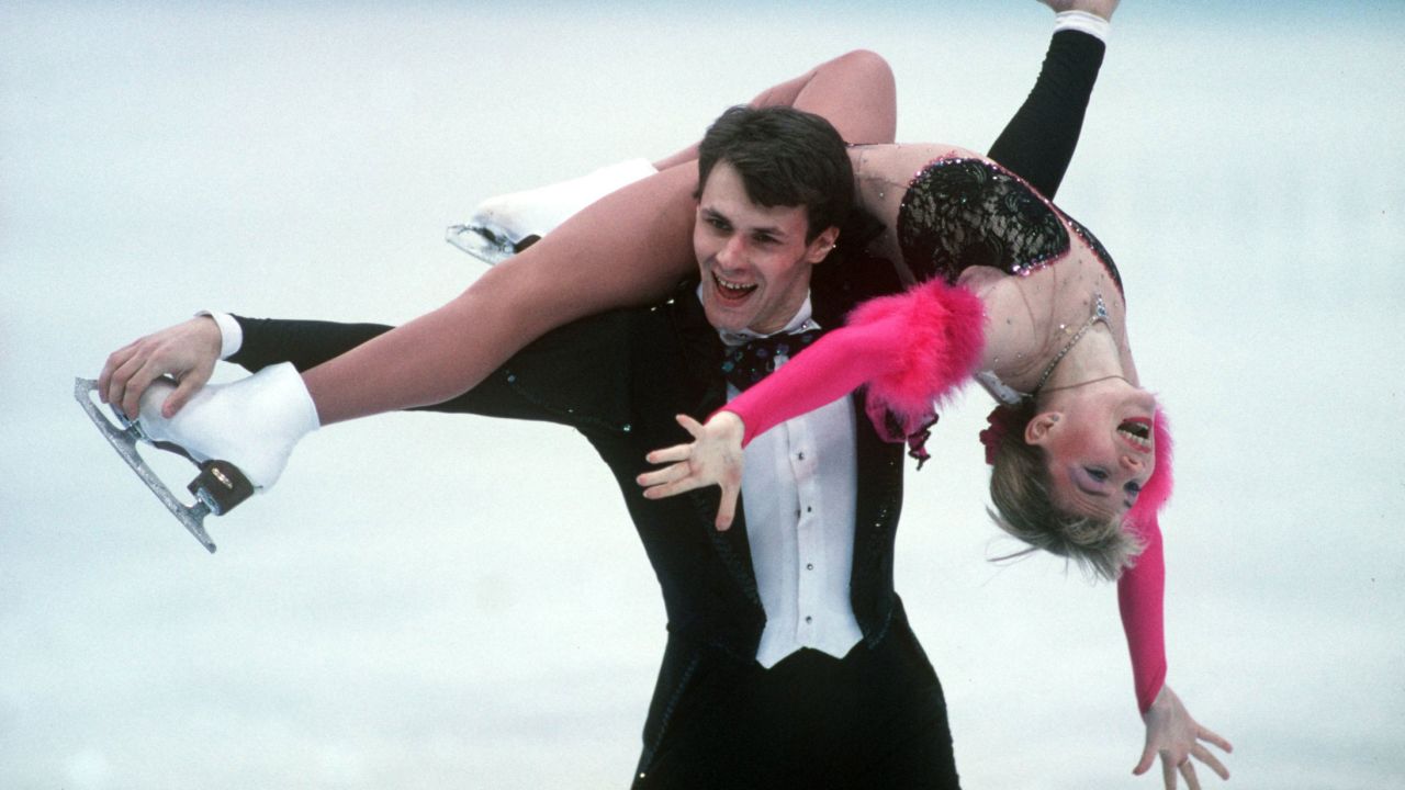 15 FEB 1994:  EUGENIA SHISHKOVA AND VADIM NAUMOV OF RUSSIA IN ACTION IN THE PAIRS FREE PROGRAM  AT THE 1994 LILLEHAMMER WINTER OLYMPICS.  Mandatory Credit: Chris Cole/ALLSPORT