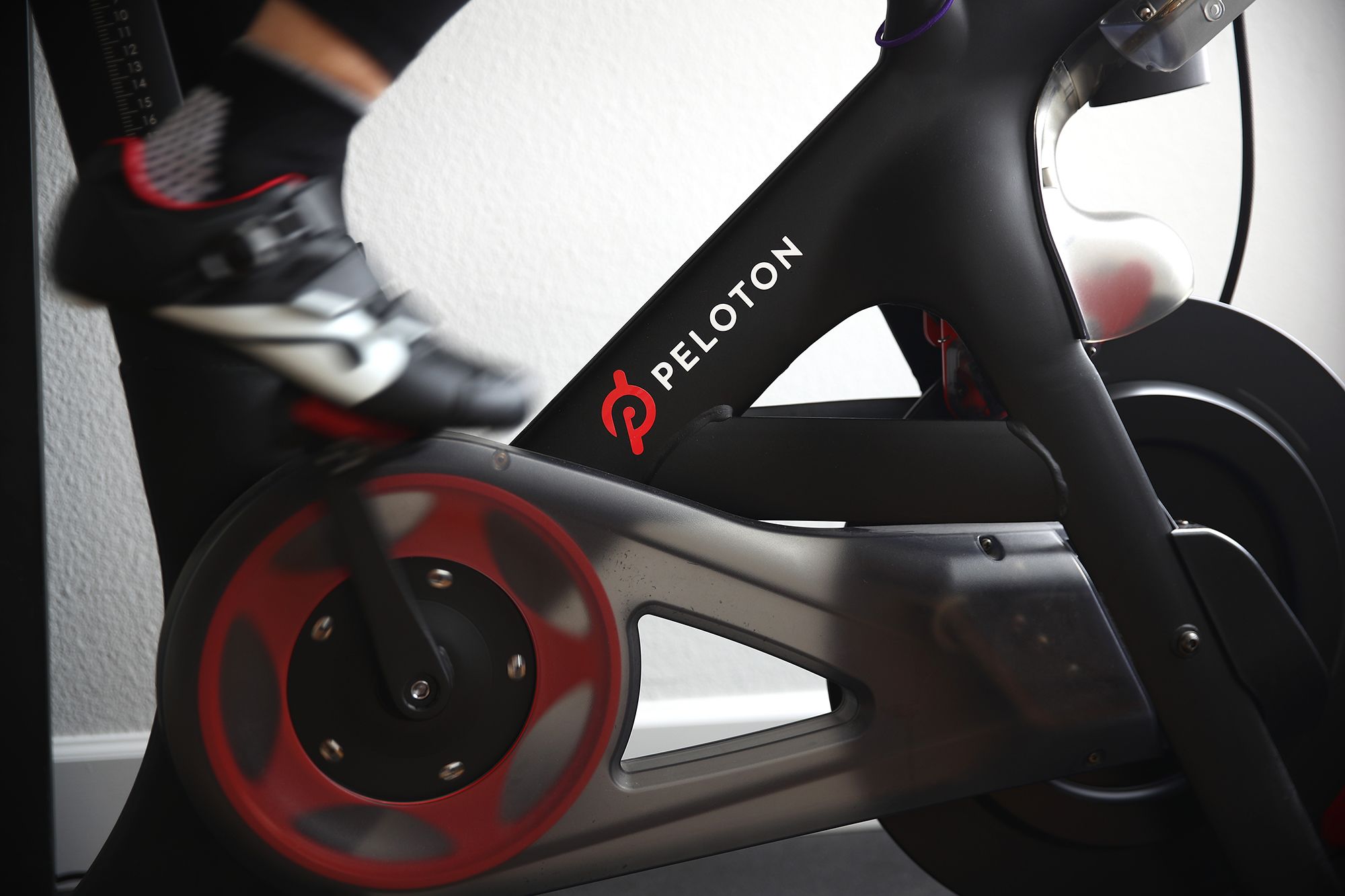 Peloton shares plunge as turnaround plan garners mixed results