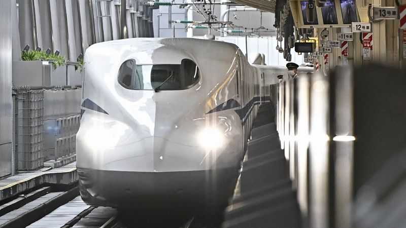 新幹線にヘビが落ち、日本で電車遅延