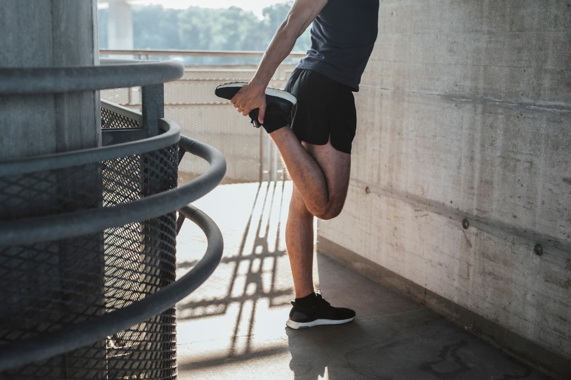 Een staande quad-stretch behoort tot de aanbevolen statische rekoefeningen voor na de training, gericht op de quadriceps en de heupbuigerspieren.