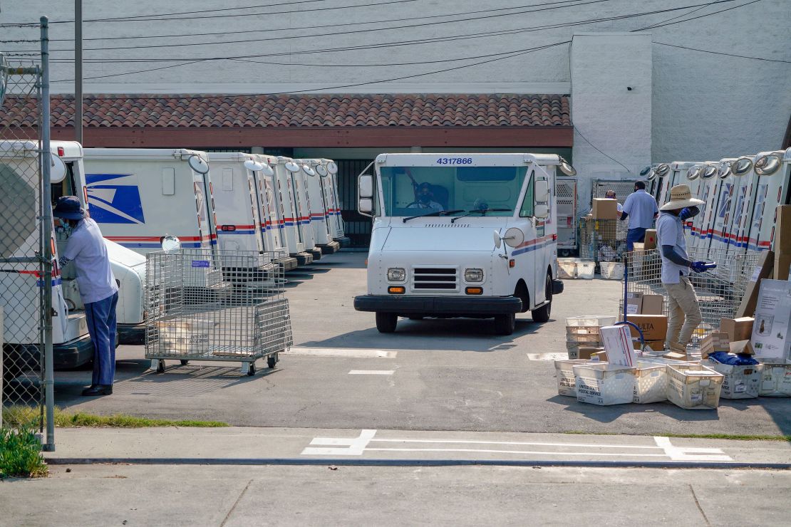 Los trabajadores postales clasifican, cargan y entregan correo en Los Ángeles en 2020.