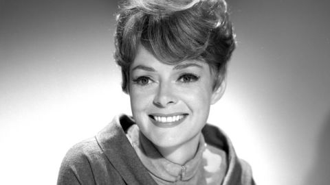 Retrato de 1965 de la actriz June Lockhart, quien interpretó a Maureen Robinson en la serie de televisión "Perdidos en el espacio".