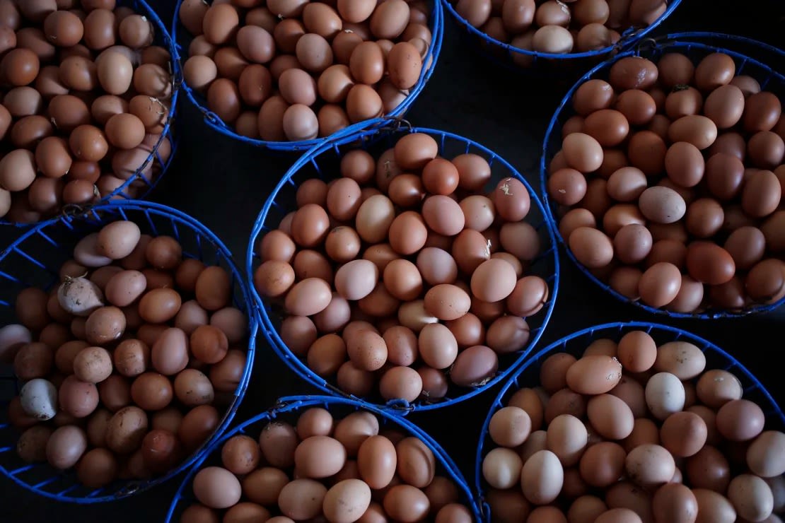 Huevos de gallina recién puestos en cestas antes de ser lavados y empaquetados para la venta en una granja en Pleasureville, Kentucky, en enero de 2020.