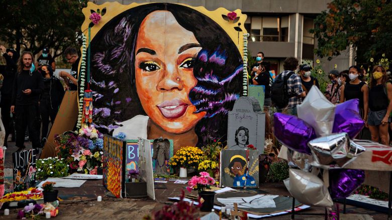 LOUISVILLE, KY - SEPTEMBER 26: People gather at Breonna Taylors make shift memorial in Injustice Square Park in downtown Louisville on Saturday, Sept. 26, 2020 in Louisville, KY. Hundreds of others protest a Kentucky grand jurys indictment of one of three police officers in the killing of Breonna Taylor, but not for her death (Jason Armond / Los Angeles Times via Getty Images)