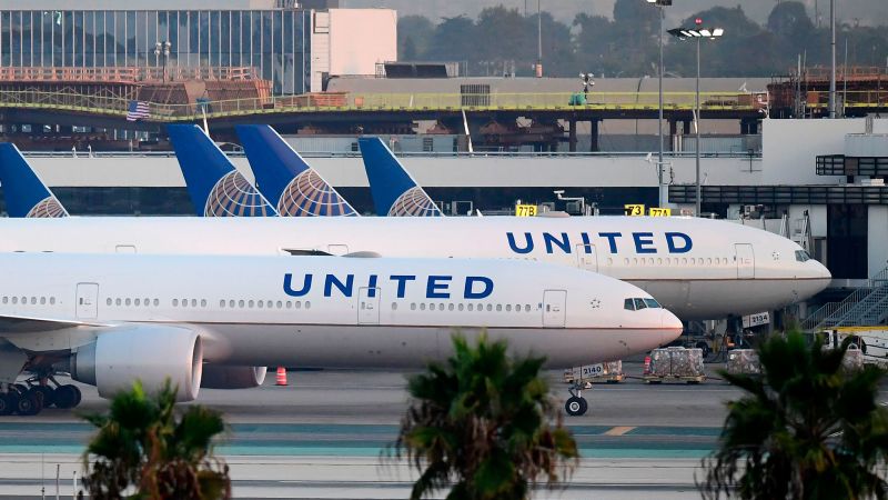 Самолет на United Airlines загуби колело при излитане в понеделник