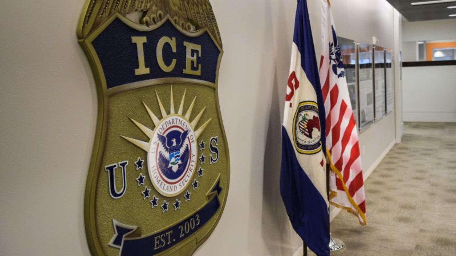 Se ve el logotipo de ICE en la sede en Washington.