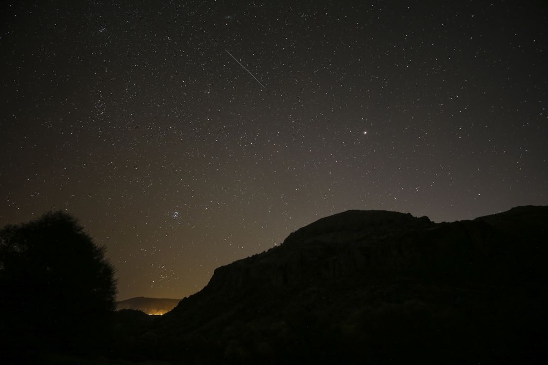 Se ve un meteorito de las Leónidas cruzando el cielo sobre Ankara, Turquía, en 2020. (Dogukan Keskinkilic/Agencia Anadolu/Getty Images)