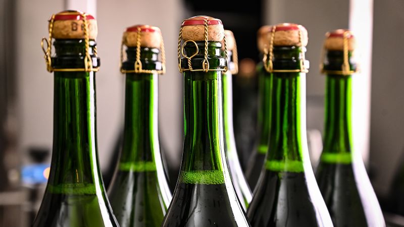 Продажбите на шампанско се сринаха след достигане на рекордни стойности от ерата на Covid
