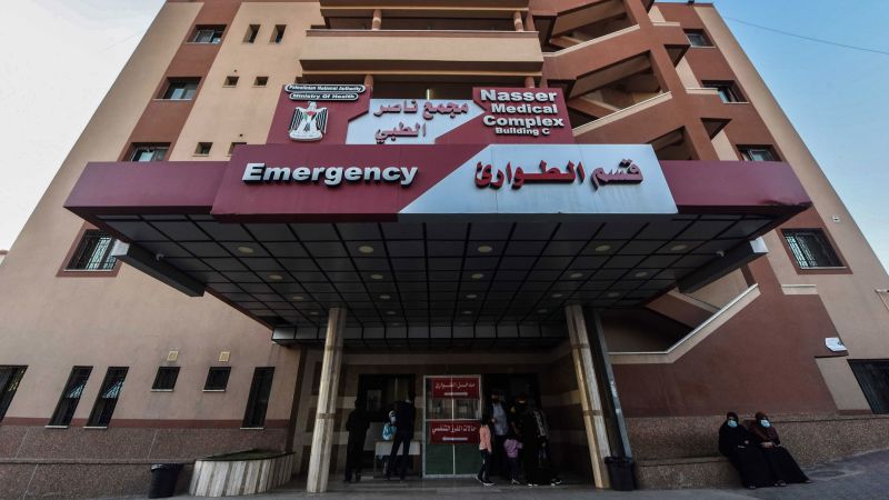 Лекарите са принудени да се събличат на студено в болницата Насър в Газа, казва свидетел, докато IDF обявява арест на бойци на Хамас там