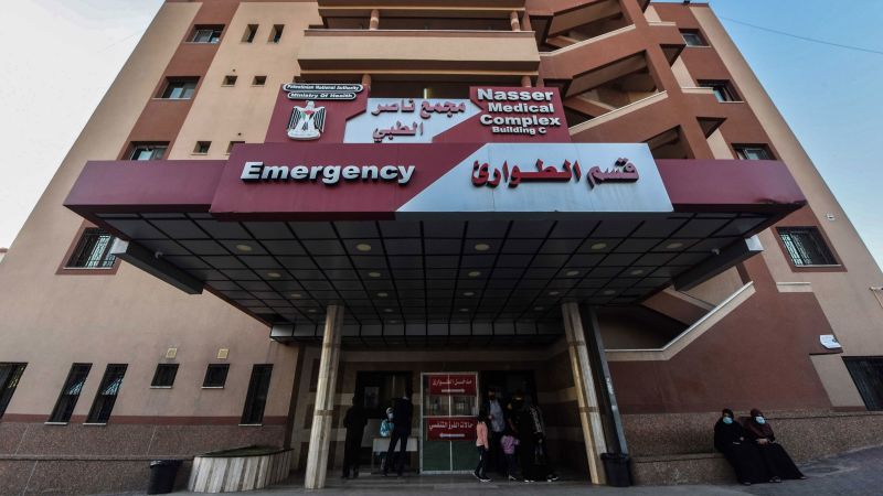 Seorang saksi mengatakan para dokter di Rumah Sakit Nasser di Gaza terpaksa melepas pakaiannya karena kedinginan, sementara tentara Israel mengumumkan penangkapan aktivis Hamas di sana.
