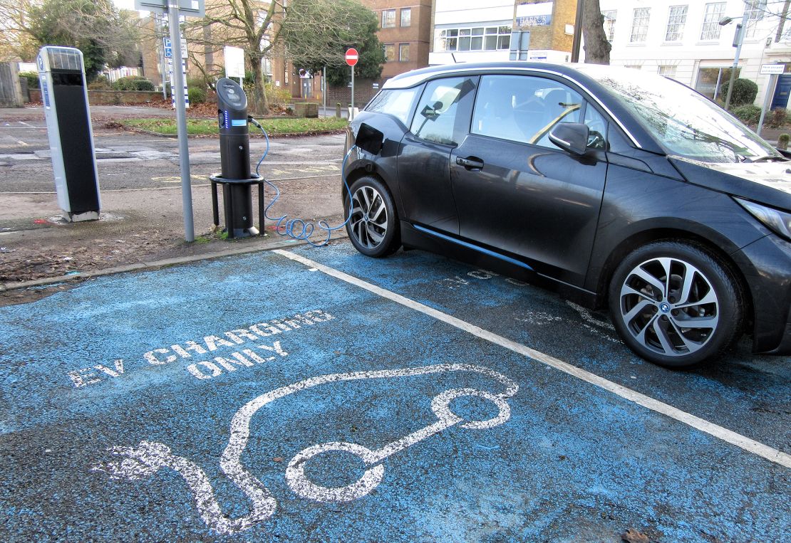 According to HSBC, carmakers in the United Kingdom and the United States are having to offer discounts and cheap financing to counter weaker-than-expected demand for electric vehicles.
