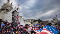 Simpatizantes de Trump chocan con la policía y las fuerzas de seguridad mientras la gente intenta irrumpir en el Capitolio de Estados Unidos el 6 de enero de 2021 en Washington.