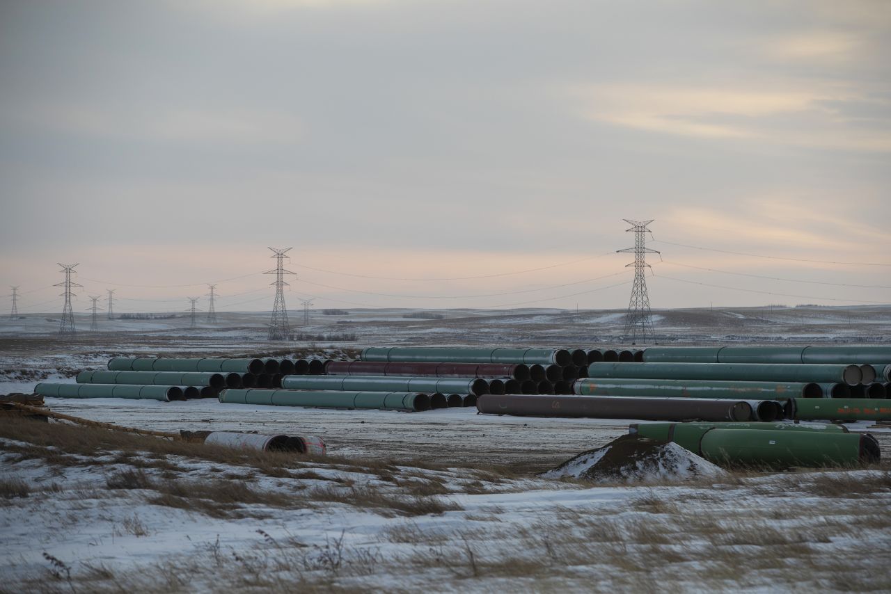 Las tuberías del oleoducto Keystone XL se ven apiladas en un patio cerca de Owen, Alberta, Canadá, el 26 de enero de 2021.