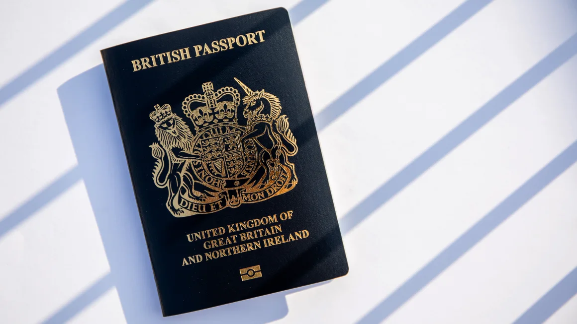 RECORD NUMBERS OF AMERICANS FLEE TO U.K. — begging the question if U.S. actually belongs under the British Crown? 🇬🇧