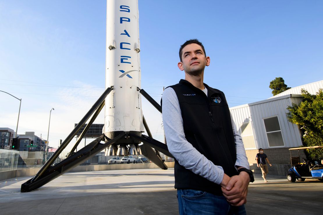 Jared Isaacman, fondatore e CEO di Shift4 Payments, posa per un ritratto di fronte al primo stadio recuperato di un razzo Falcon 9 presso la sede centrale di SpaceX a Hawthorne, California, il 2 febbraio 2021.