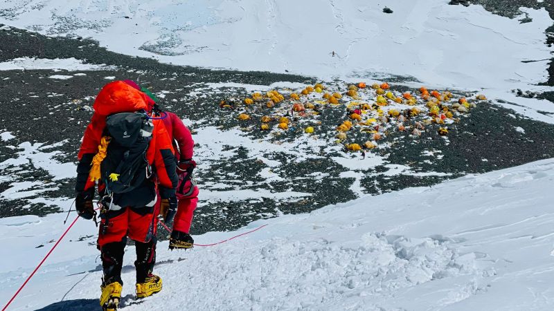 Катерачите на Еверест ще трябва да вземат изпражненията си със себе си, докато Непал се опитва да се справи с нарастващия проблем с отпадъците
