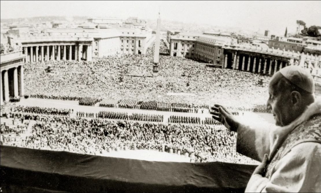 El papa Juan XXIII da la bendición "Urbi et Orbi" desde el balcón de la Basílica de San Pedro en abril de 1963, solo semanas antes de su muerte. A lo largo de la historia, Juan ha sido el nombre papal más popular.