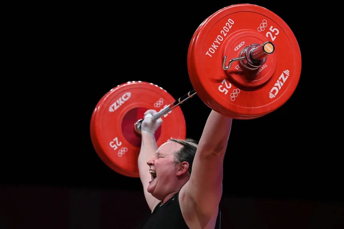 La neozelandesa Laurel Hubbard compitiendo en halterofilia femenina durante los Juegos Olímpicos de Tokio 2020.