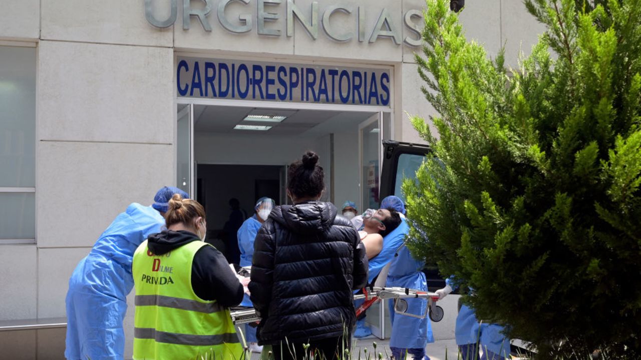 Paramedics of the Mexican Army enter a Covid-19 patient to the Covid emergency area of the Dr. Eduardo Liceaga General Hospital in Mexico City on August 7, 2021. - The city continues with orange alarm due to the increase in COVID-19 cases. (Photo by ALFREDO ESTRELLA / AFP) (Photo by ALFREDO ESTRELLA/AFP via Getty Images)