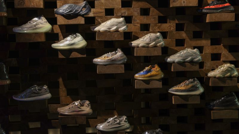 Фиаското на Yeezy помага да тласне Adidas към загуба, докато продажбите в САЩ продължават да падат