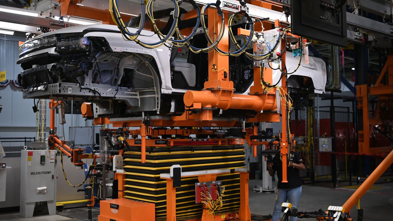 A battery is installed in an electric Hummer as the US president tours the General Motors Factory ZERO electric vehicle assembly plant in Detroit, Michigan on November 17, 2021. (Photo by MANDEL NGAN / AFP) (Photo by MANDEL NGAN/AFP via Getty Images)