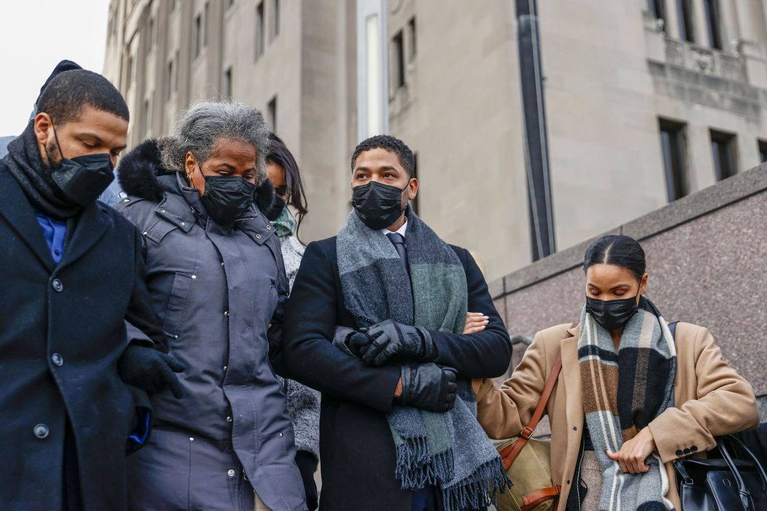 Jussie Smollett, avec des membres de sa famille, quitte le bâtiment du tribunal pénal de Leighton après son procès le 7 décembre 2021 à Chicago.