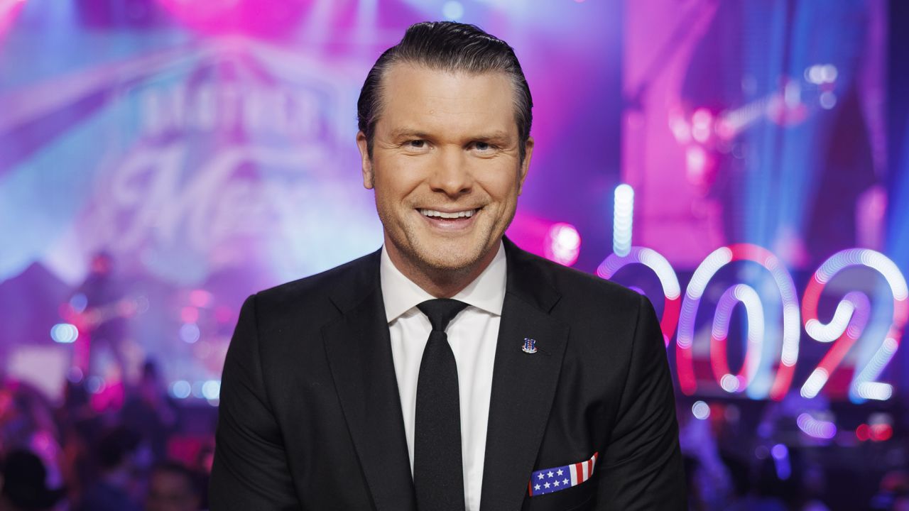 NASHVILLE, TN - 31 DE DEZEMBRO: Pete Hegseth participa do FOX News All American New Year no Wildhorse Saloon em 31 de dezembro de 2021 em Nashville, Tennessee. (Foto de Brett Carlsen/Getty Images)