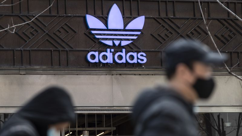 Двама служители на Adidas в разследване за корупция в Китай