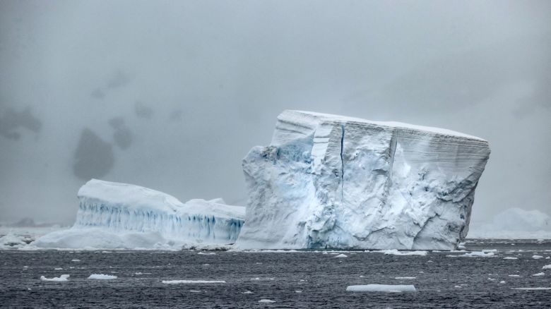 Glaciares en la Antártida el 7 de febrero de 2022. Un nuevo estudio sugiere que, incluso si el mundo cumple sus objetivos climáticos, podría no ser suficiente para salvar las capas de hielo del planeta.