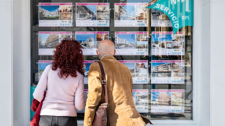 ALICANTE, SPAIN - 2022/03/10: A couple looks for housing offerings for sale and rents at a real estate property agent in Spain. (Photo by Xavi Lopez/SOPA Images/LightRocket via Getty Images)