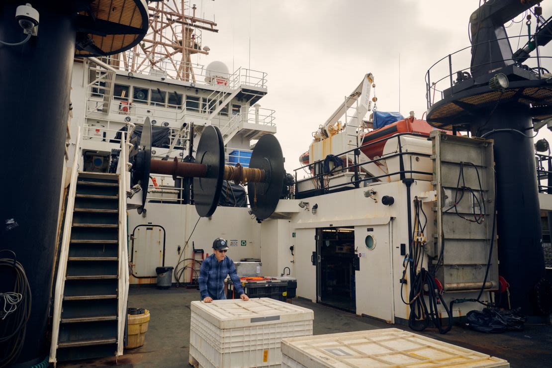 El buque de investigación pesquera Bell M. Shimada de la NOAA es descargado tras atracar en Newport, Oregon, después de una expedición de investigación centrada en la comprensión del salmón en 2022. La agencia proporciona información para ayudar a la industria pesquera a maximizar sus capturas sin colapsar las poblaciones de peces.