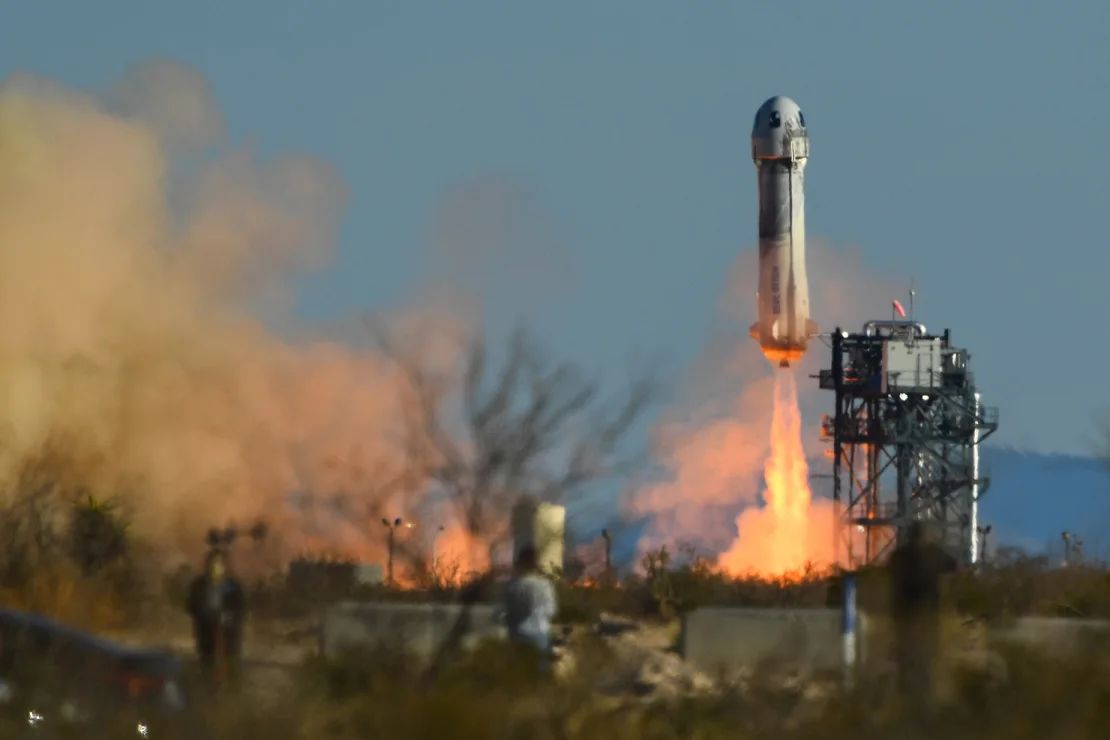 Un cohete New Shepard de Blue Origin despega del centro de lanzamiento de la empresa en el oeste de Texas el 31 de marzo de 2022. La misión llevó al espacio a cinco pasajeros de pago y a Gary Lai, arquitecto jefe de New Shepard.