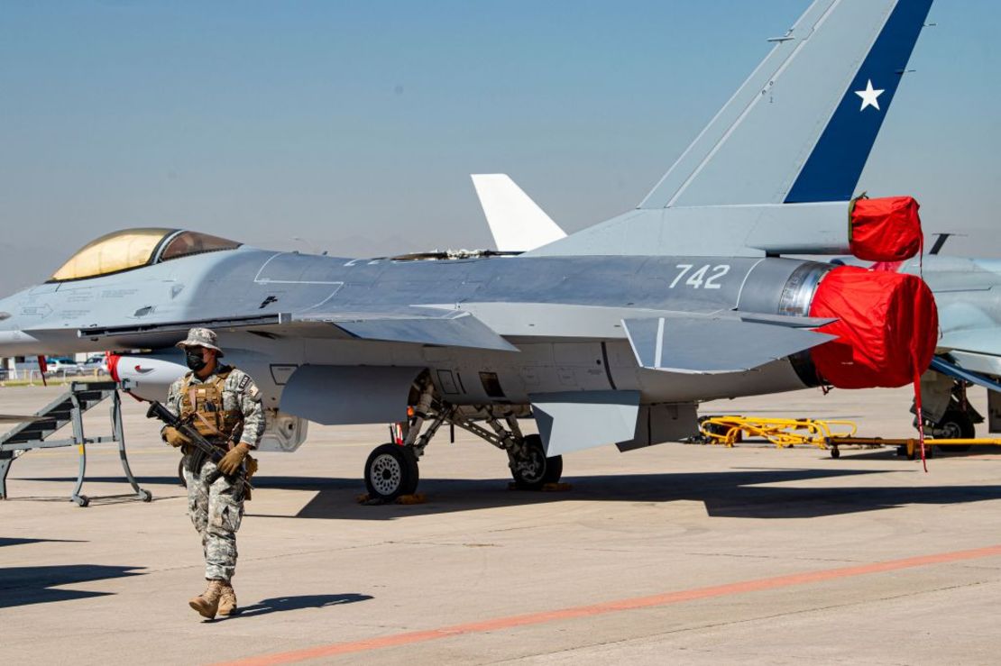 Un soldado chileno camina junto a un F-16 durante la Feria Internacional del Aire y del Espacio (FIDAE), en Santiago, el 4 de abril de 2022.