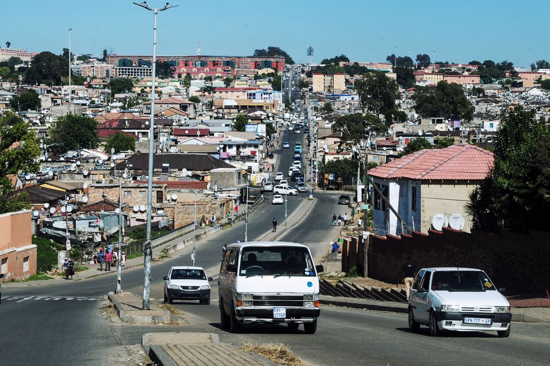 Kotapraja Alexandra di Johannesburg, Afrika Selatan, terlihat pada Maret 2022. Jutaan warga Afrika Selatan masih tinggal di pemukiman informal seperti itu.
